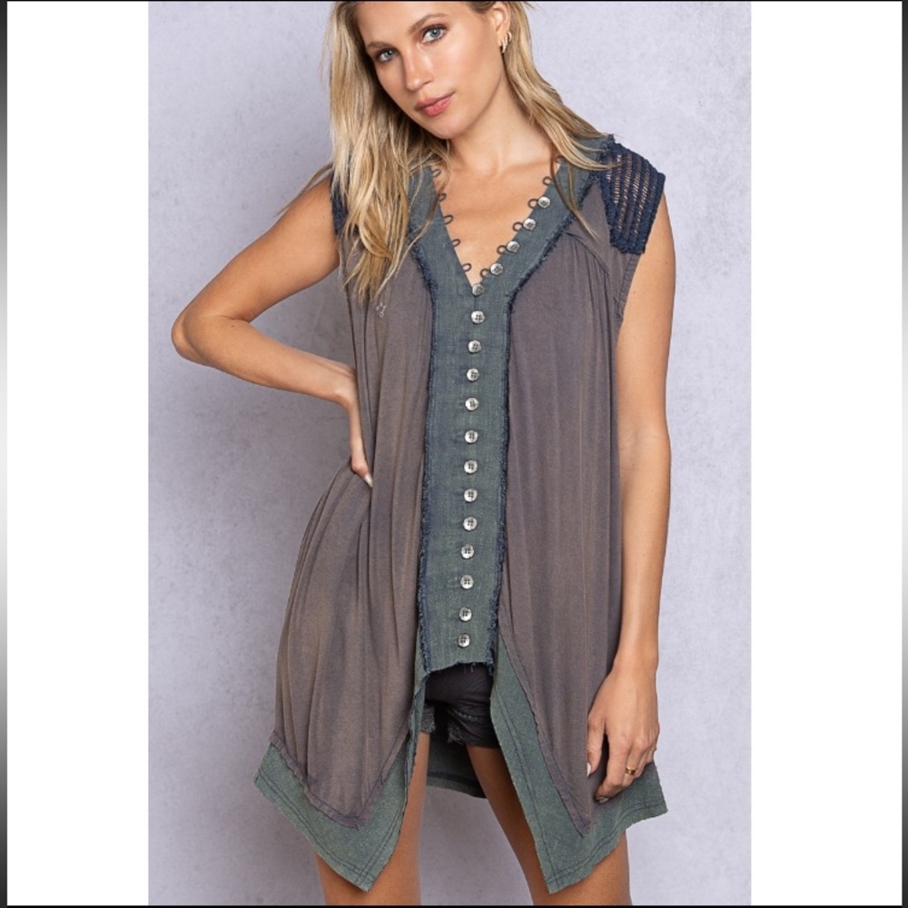 New POL Asymmetrical Button Front Detail Sleeveless Tunic Top